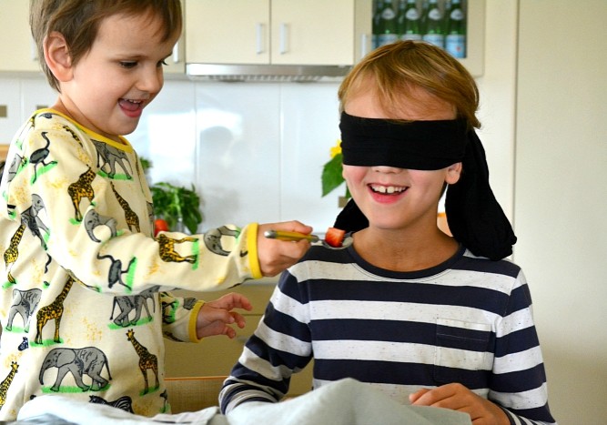 Blindfold comendo-de-olhos-vendados